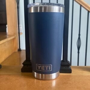 Yeti rambler 20oz mug tumbler cup great for on the go, with sealing lid
